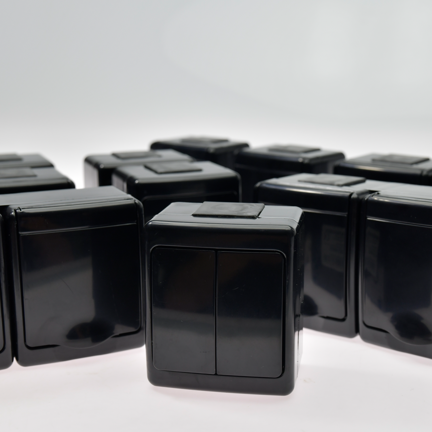Aufputz-Serie in schwarz: Lichtschalter / Wechselschalter / Taster / Doppelschalter / Steckdose 1-fach, 2-fach oder 3-fach / Feuchtraum, IP44