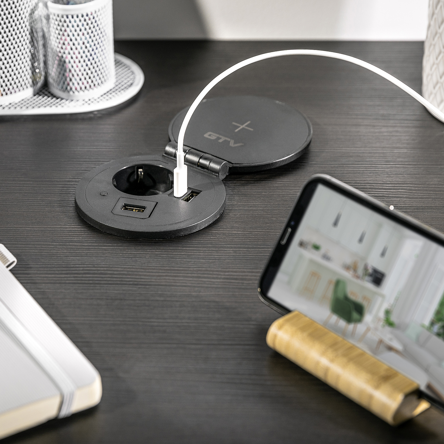 Runde Tischeinbausteckdose mit USB-A, USB-C und Wireless-Charge-Oberfläche sowie austauschbarem Modul (HDMI, LAN, USB oder beliebig)